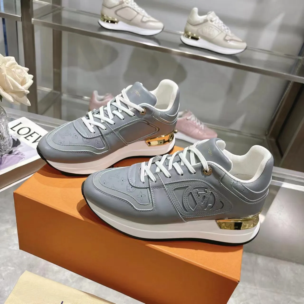 [L Family] P: 760💰Size 35-42 for women, 39-46 for men, (41.42 for women, 45.46 for men, customized) .LV Donkey Brand 🔥🔥LOUIS VUITTON Louis Vuitton's official website synchronizes the 2025 autumn and winter couple's models, which are now on the market, this Neo Run Away sneakers are inspired by running shoes, integrating LV's iconic must-have shoes into the trend. This version is a 1:1 replica of the original version. It is made of two-tone calfskin to highlight its simple lines and unique wedge outsole. Key details include the LV initials on the side and an engraved gold heel stabilizer on the back plus a 2cm hidden insole.